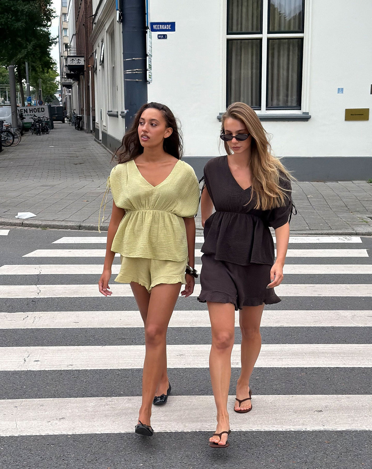 MOUSSELINE PEPLUM TOP LICHT OLIJFGROEN