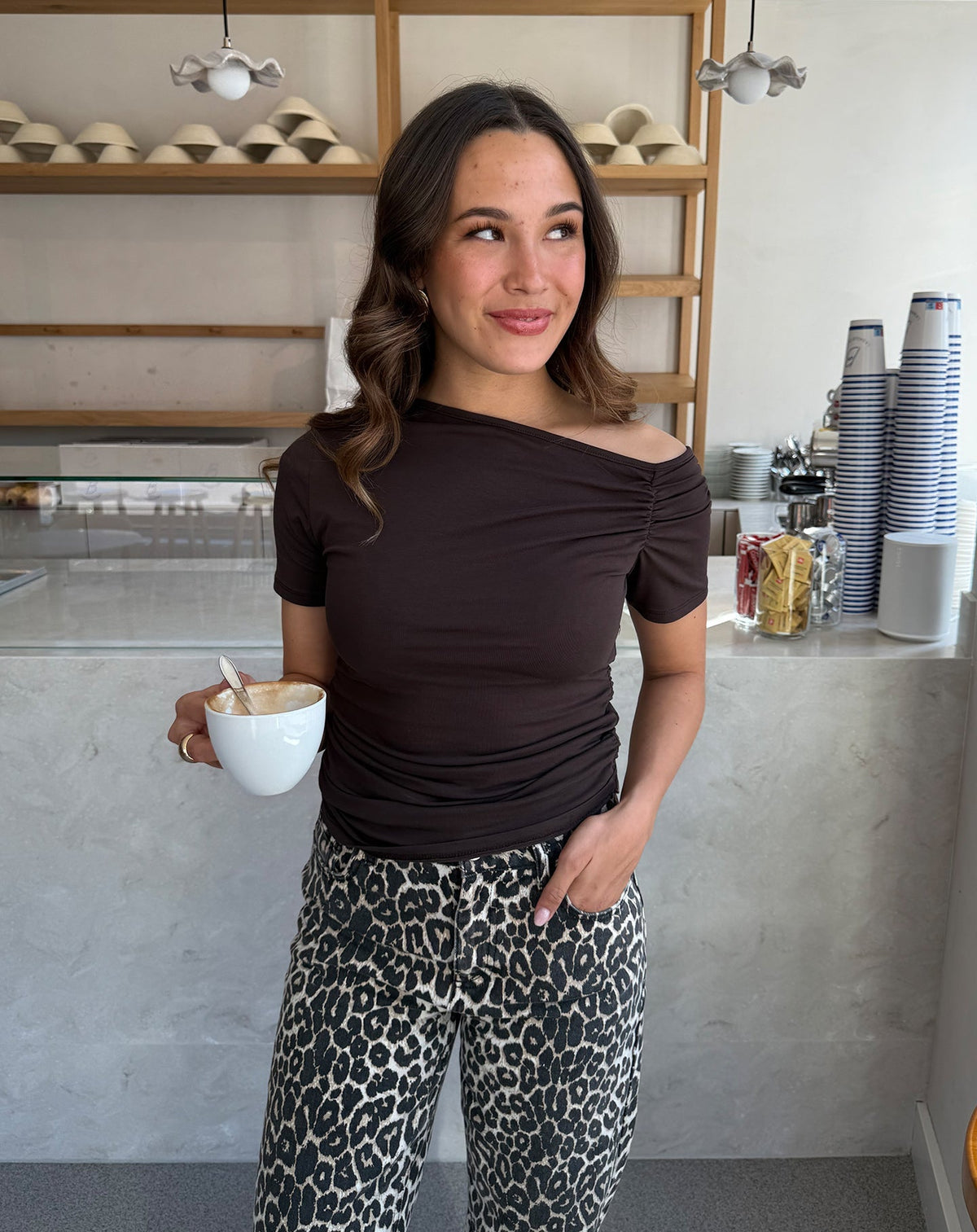 TAMAR OFF SHOULDER SHORT SLEEVE TOP DONKERBRUIN