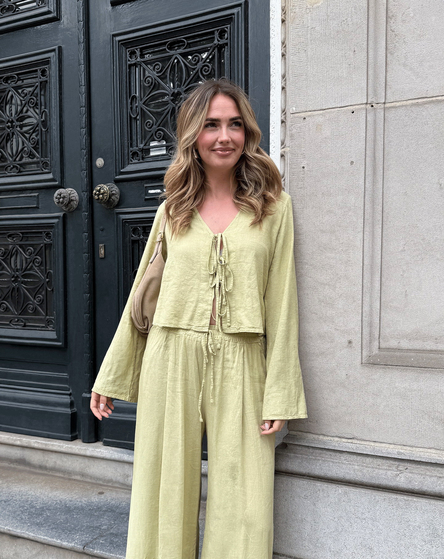 CARMEN LINEN BOW TOP LICHT OLIJFGROEN