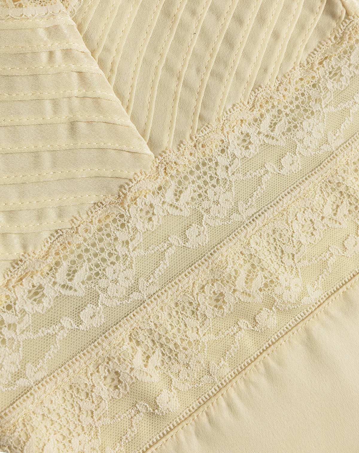 LACE PINTUCK TOP BOTERGEEL