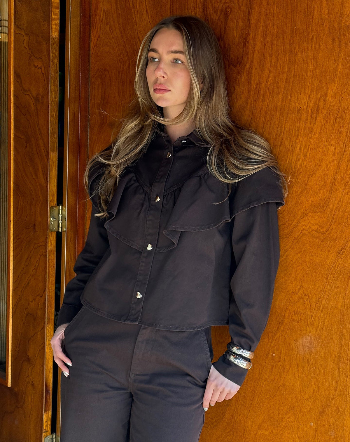 RUFFLE DENIM BLOUSE BRUIN