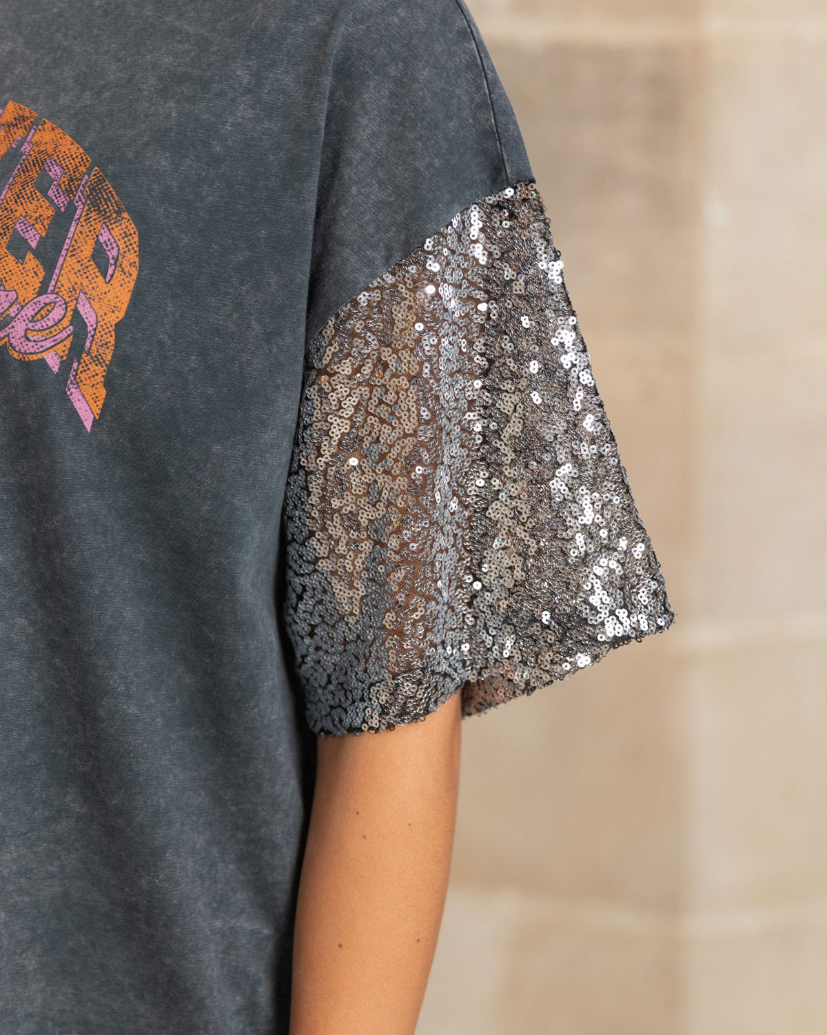 SOMEWHERE SEQUIN SLEEVE TEE ACID GRIJS