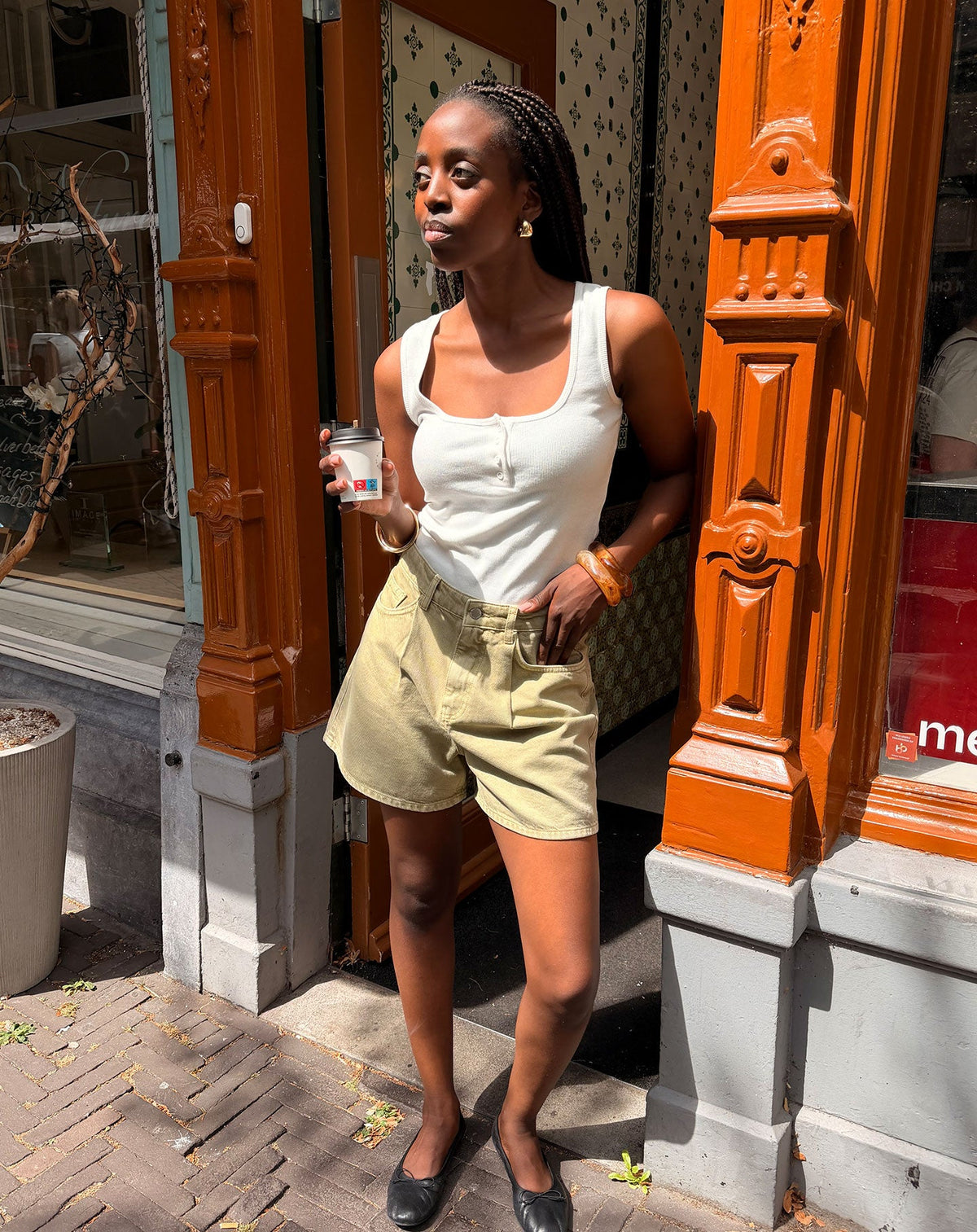LOTTE PLEATED DENIM SHORT LICHT OLIJFGROEN