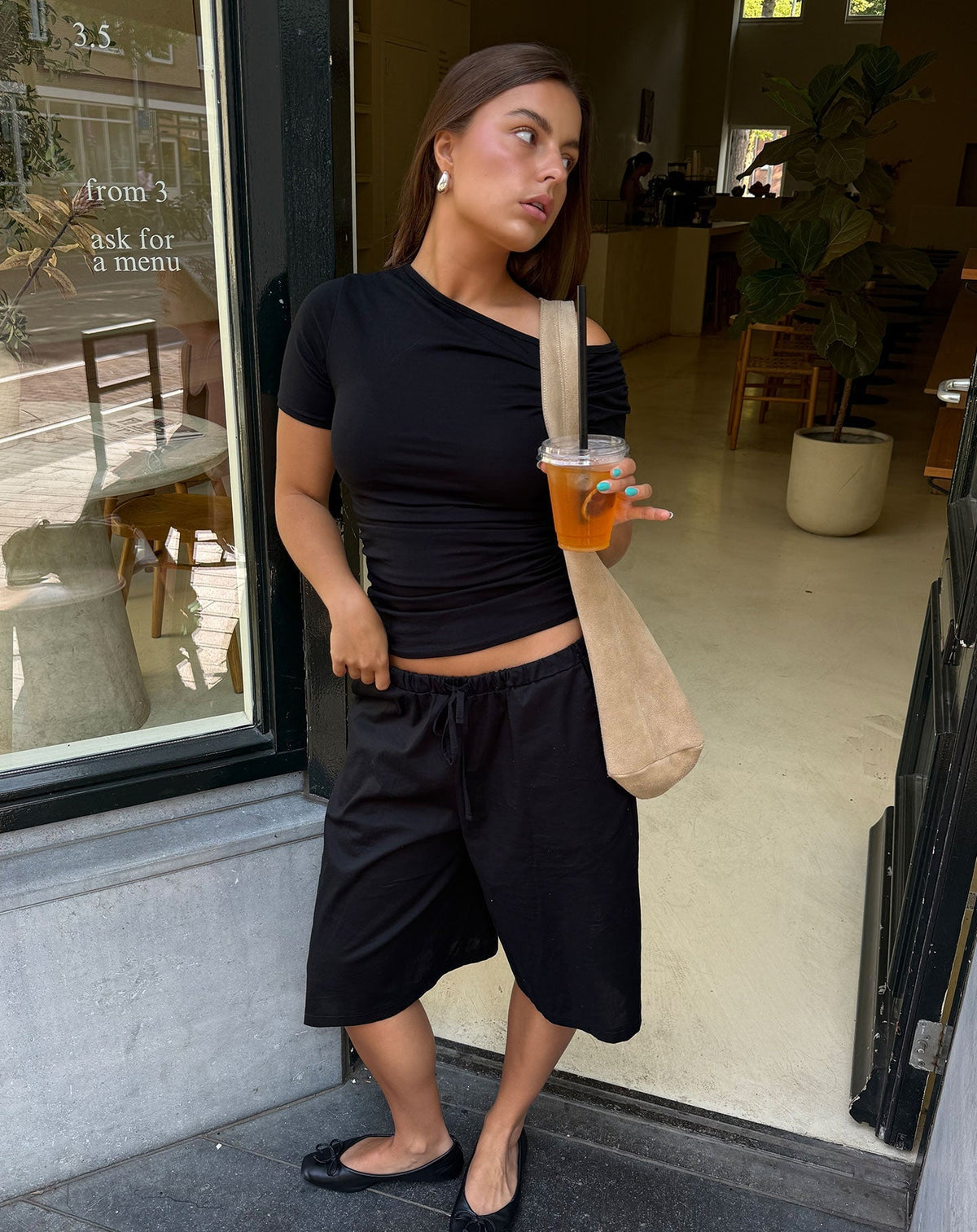 TAMAR OFF SHOULDER SHORT SLEEVE TOP ZWART