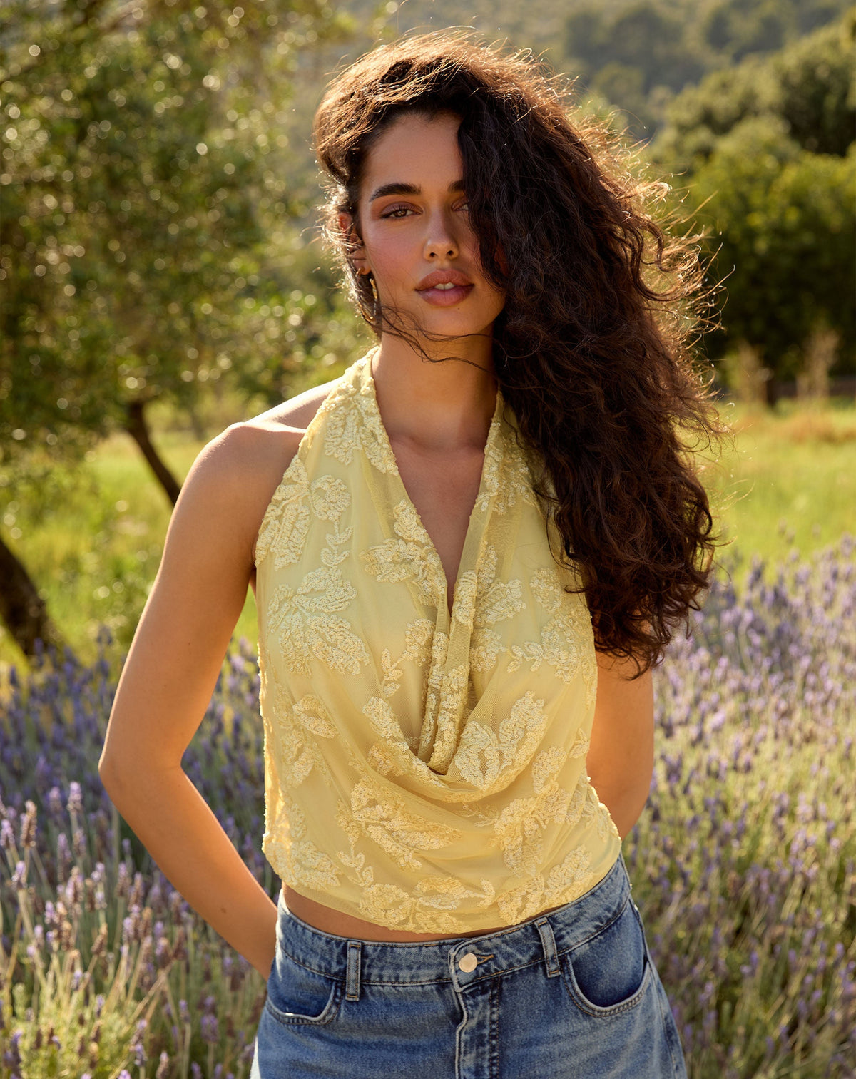 SEQUINS LEAF HALTER TOP BOTERGEEL
