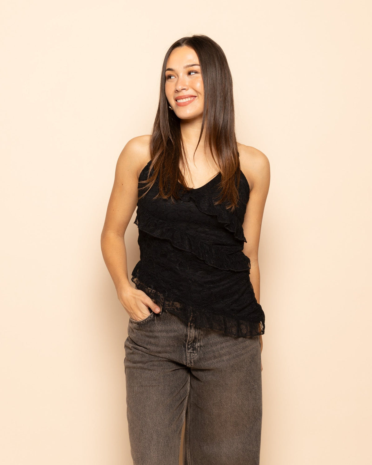 ASYMMETRIC LACE RUFFLE TOP ZWART
