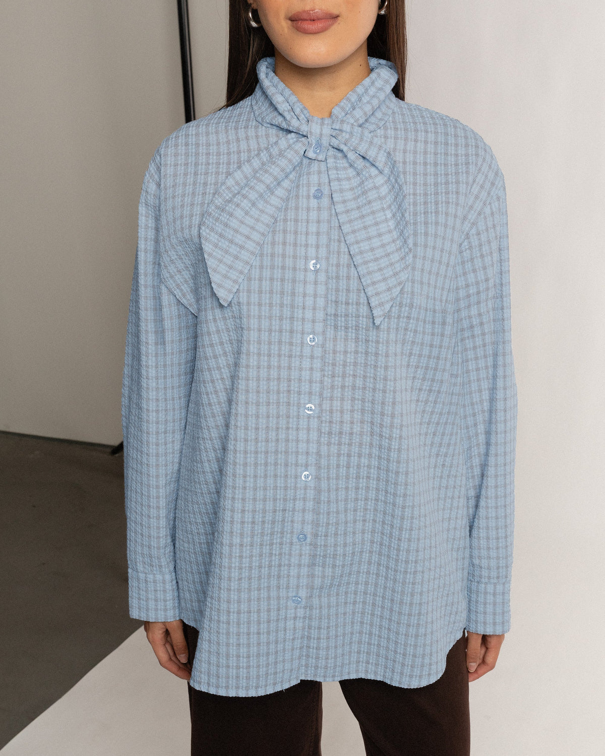 CHECK BOW BLOUSE LICHTBLAUW