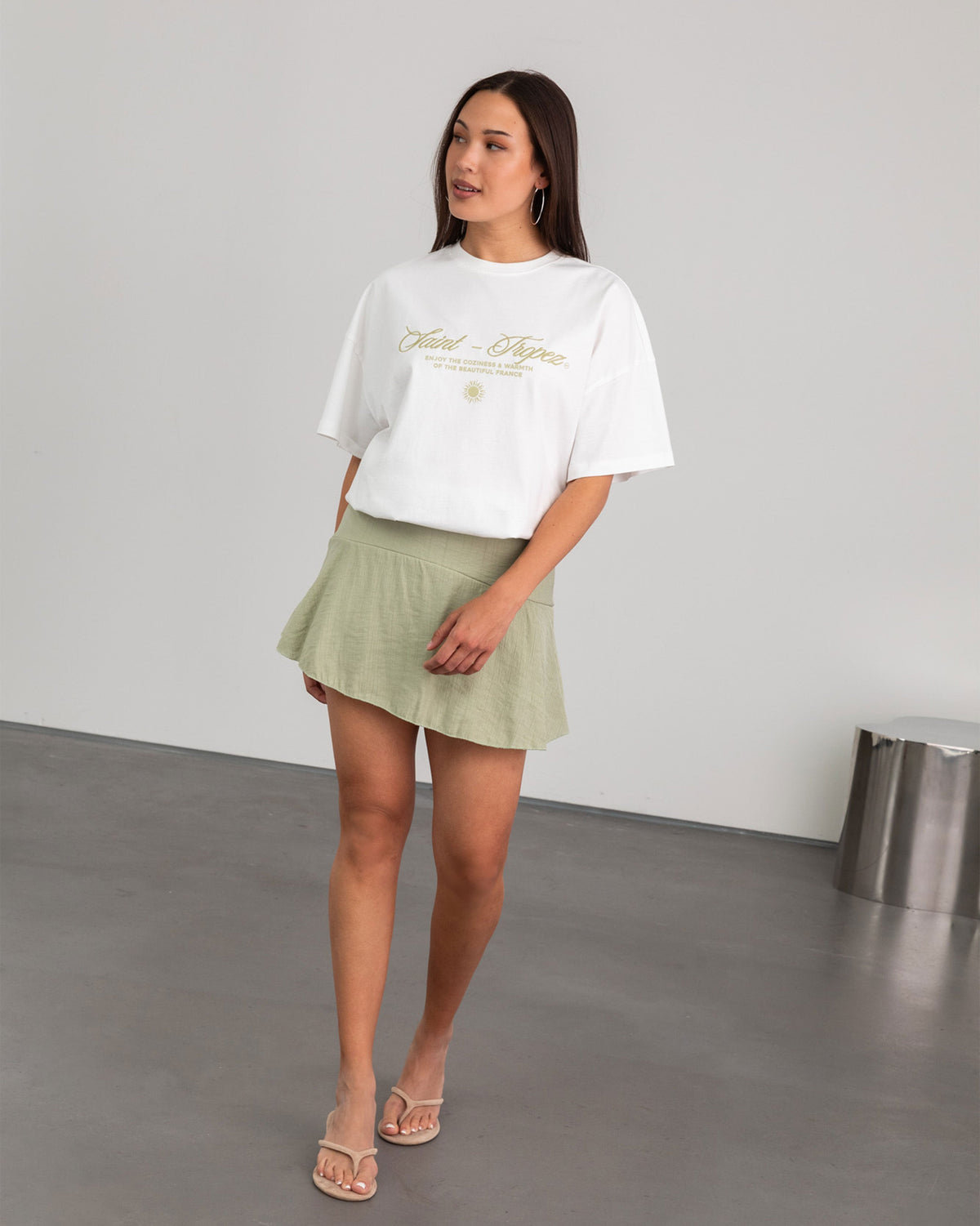 TESSY RUFFLE SKORT LICHT OLIJFGROEN