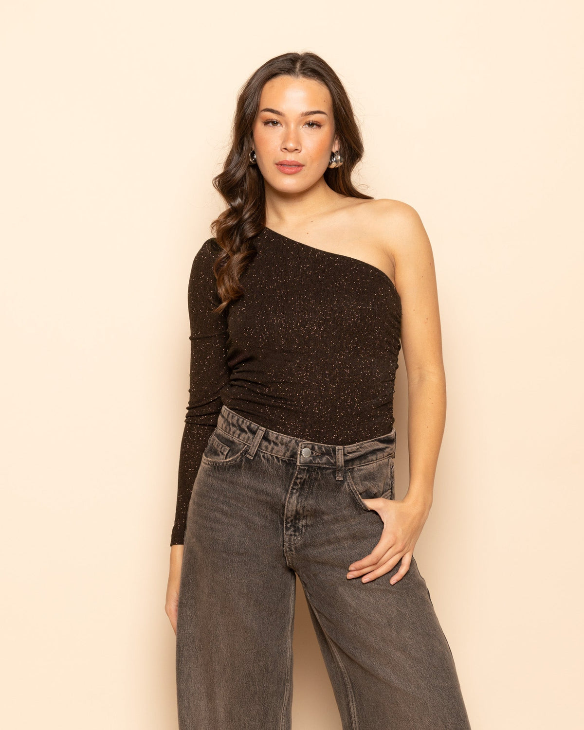 JOANY CRINKLE GLITTER ONE SLEEVE TOP BRUIN