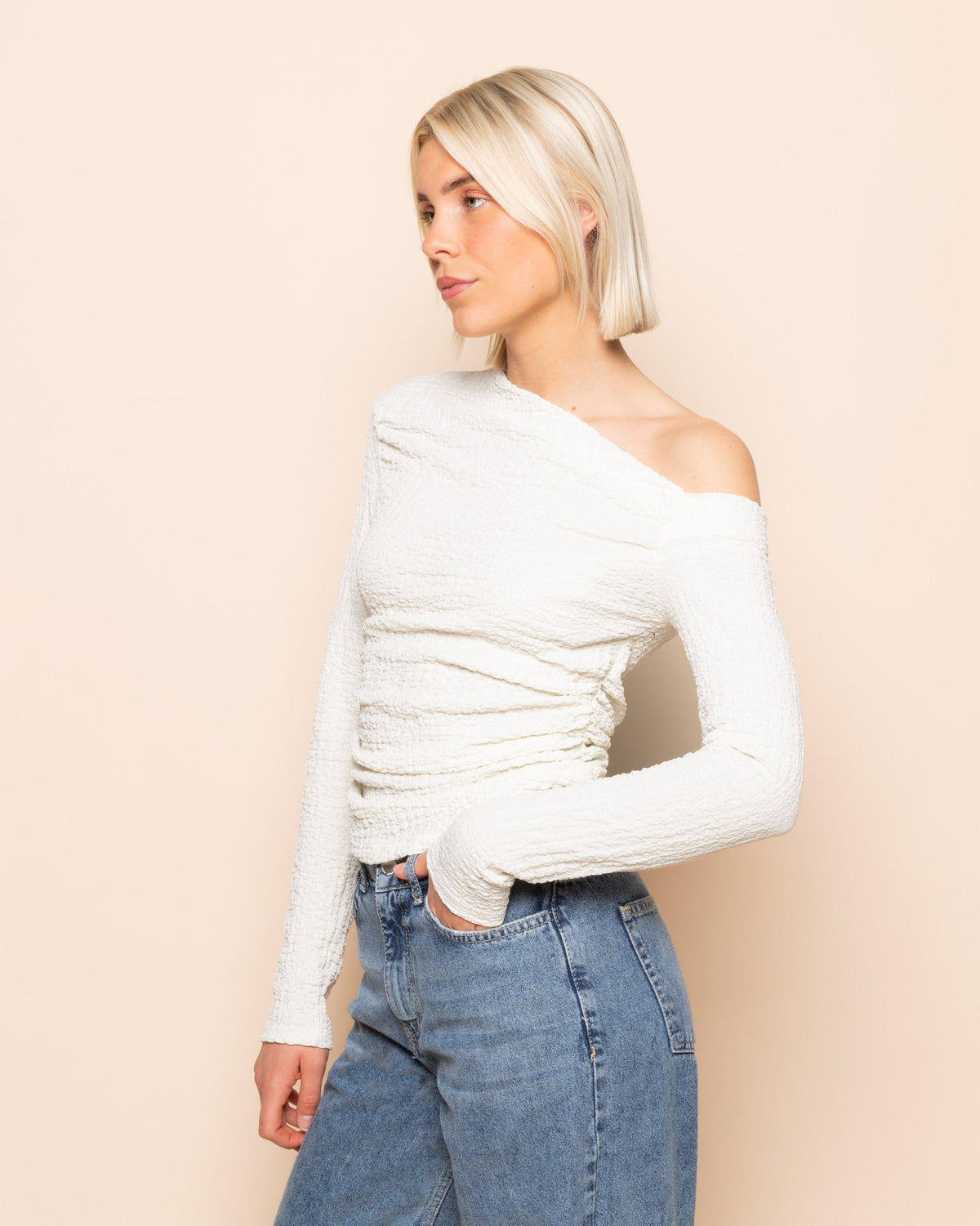 STRUCTURE OFF SHOULDER RUCHED TOP CRÈME