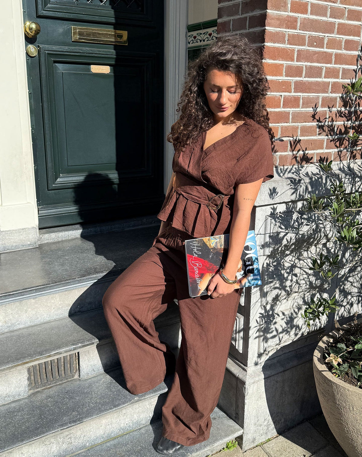 ZAYA VISCOSE BUCKLE TOP DONKERBRUIN