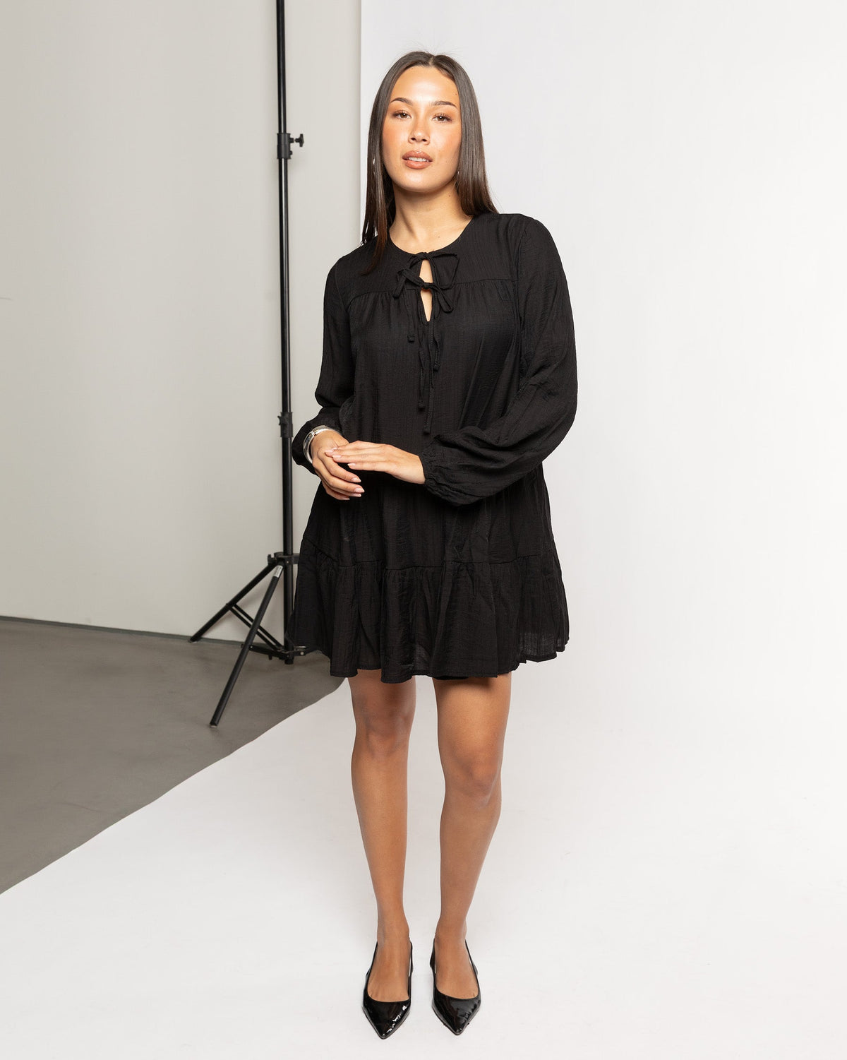 SUZAN RUFFLE DRESS ZWART