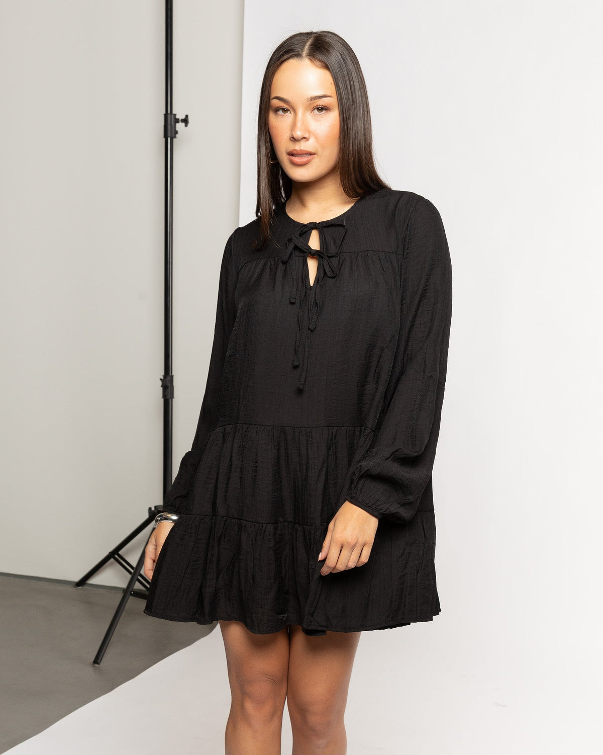 SUZAN RUFFLE DRESS ZWART