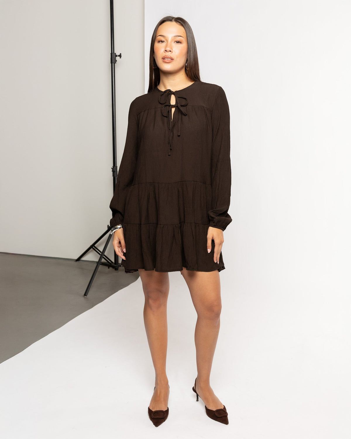 SUZAN RUFFLE DRESS BRUIN