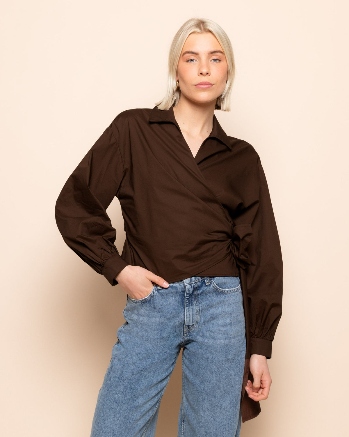POPLIN WRAP KNOT BLOUSE BRUIN