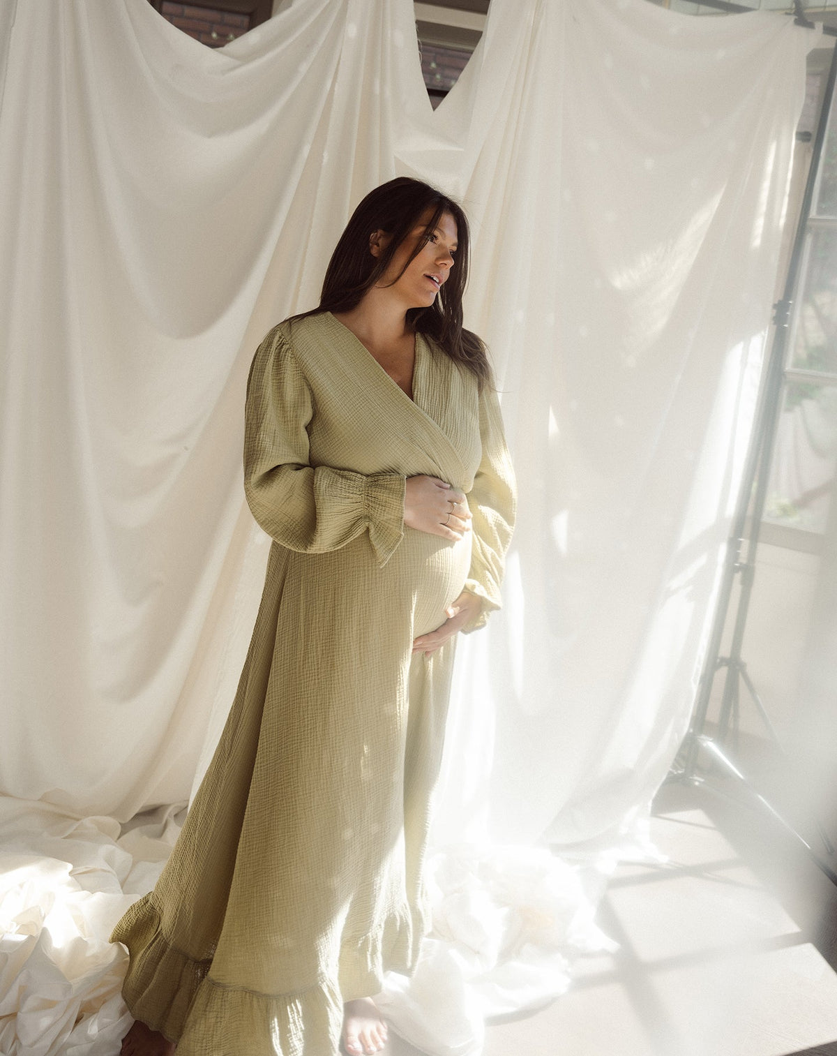 MOUSSELINE MAXI RUFFLE DRESS LICHT OLIJFGROEN