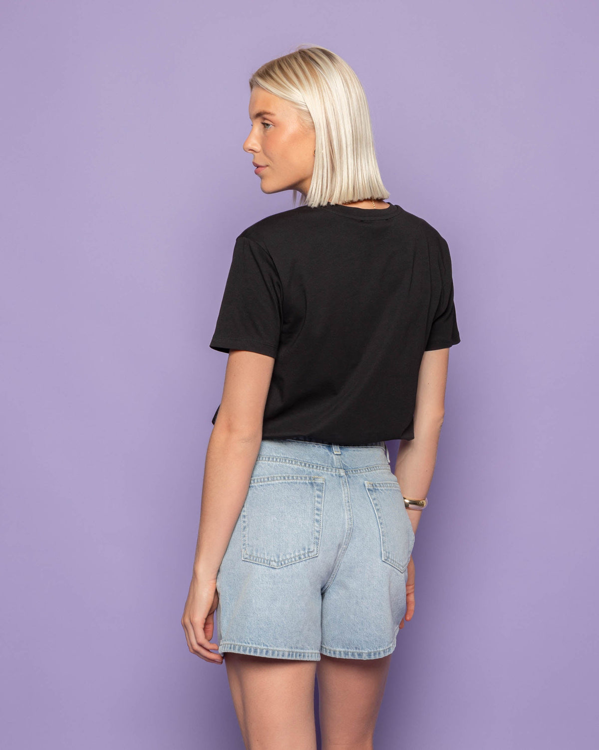 MILLENNIAL FITTED TEE ZWART