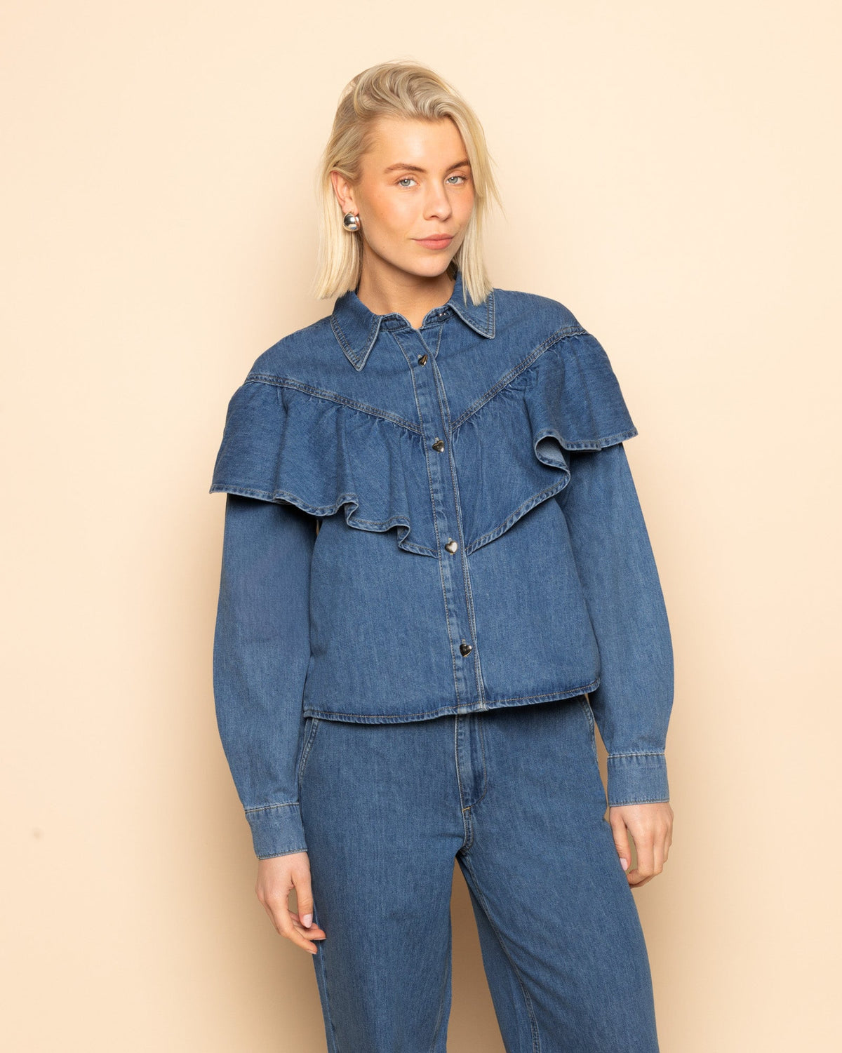 RUFFLE DENIM BLOUSE MID BLAUW