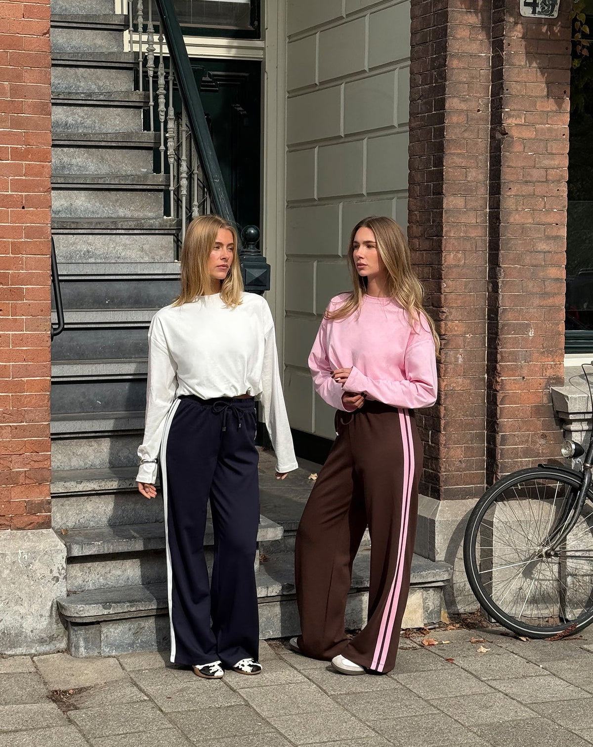 CROPPED BUBBLE HEM LONG SLEEVE TEE CRÈME