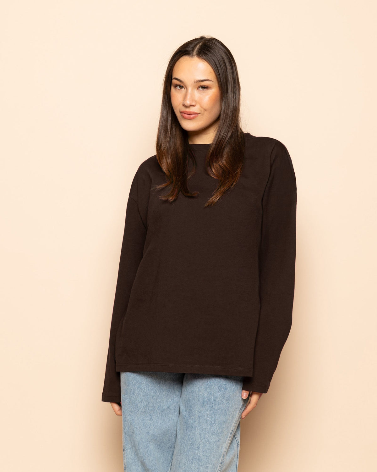 BASIC LONG SLEEVE OVERSIZED TEE DONKERBRUIN