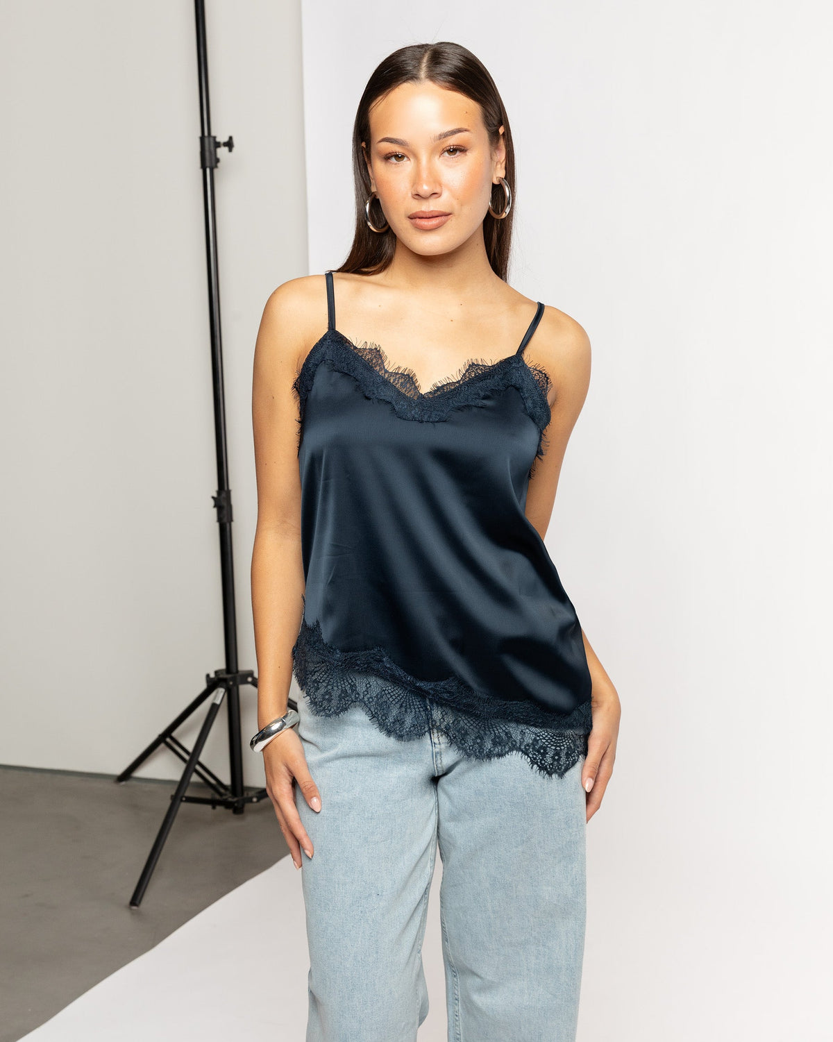 ASYMMETRIC SATIN LACE CAMI TOP MARINEBLAUW