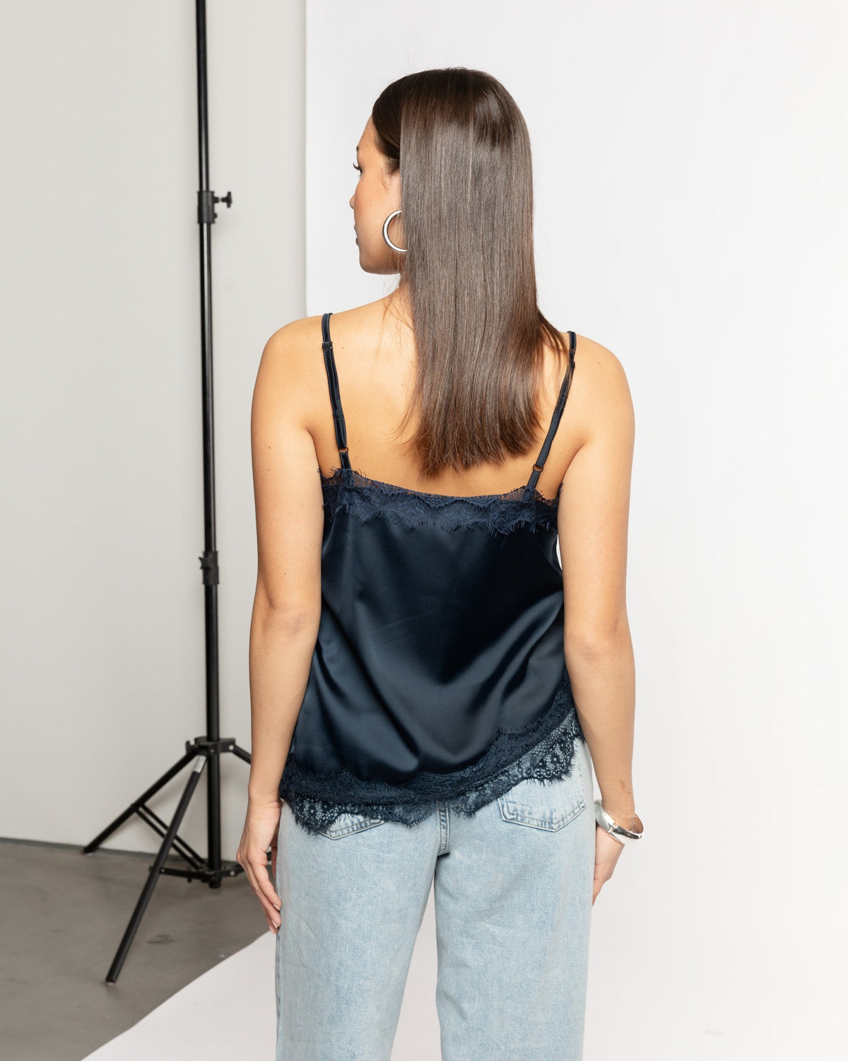 ASYMMETRIC SATIN LACE CAMI TOP MARINEBLAUW