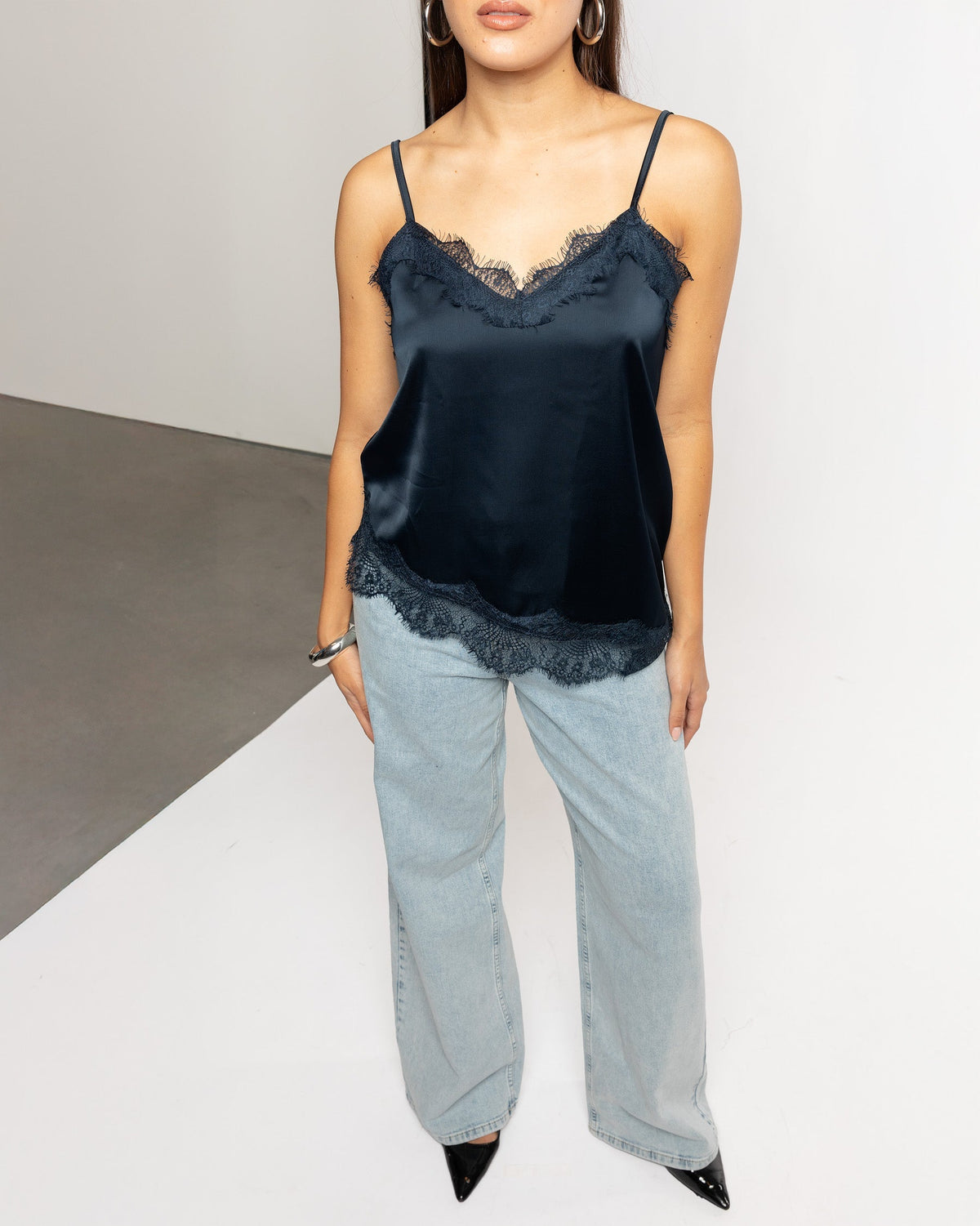 ASYMMETRIC SATIN LACE CAMI TOP MARINEBLAUW