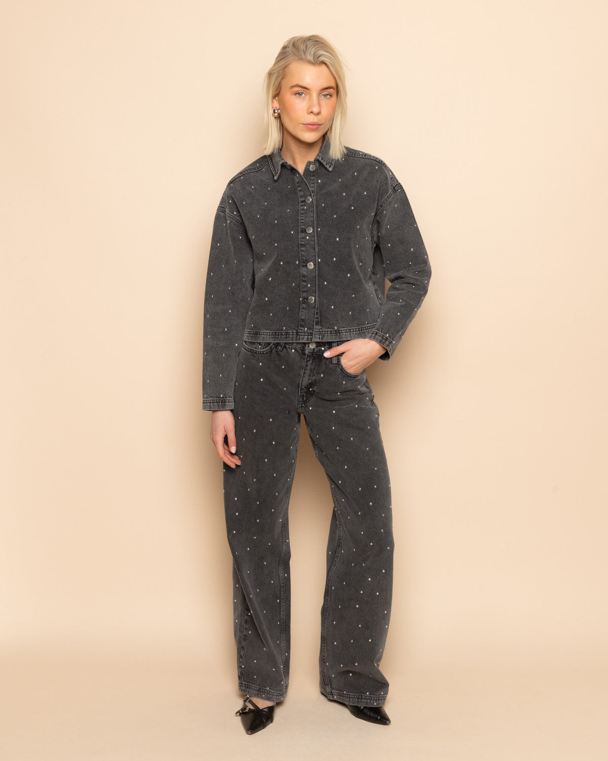 ALLOVER STUD WIDE LEG JEANS GRIJS