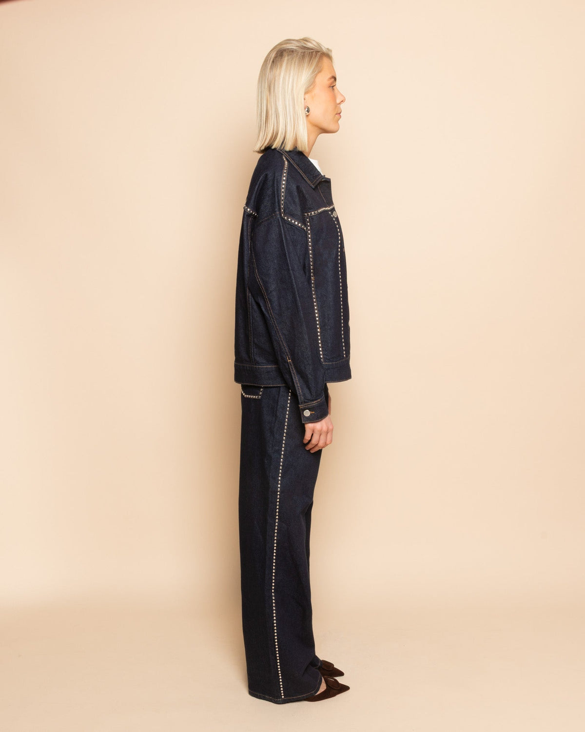 LIA STUD DENIM JACKET DONKERBLAUW