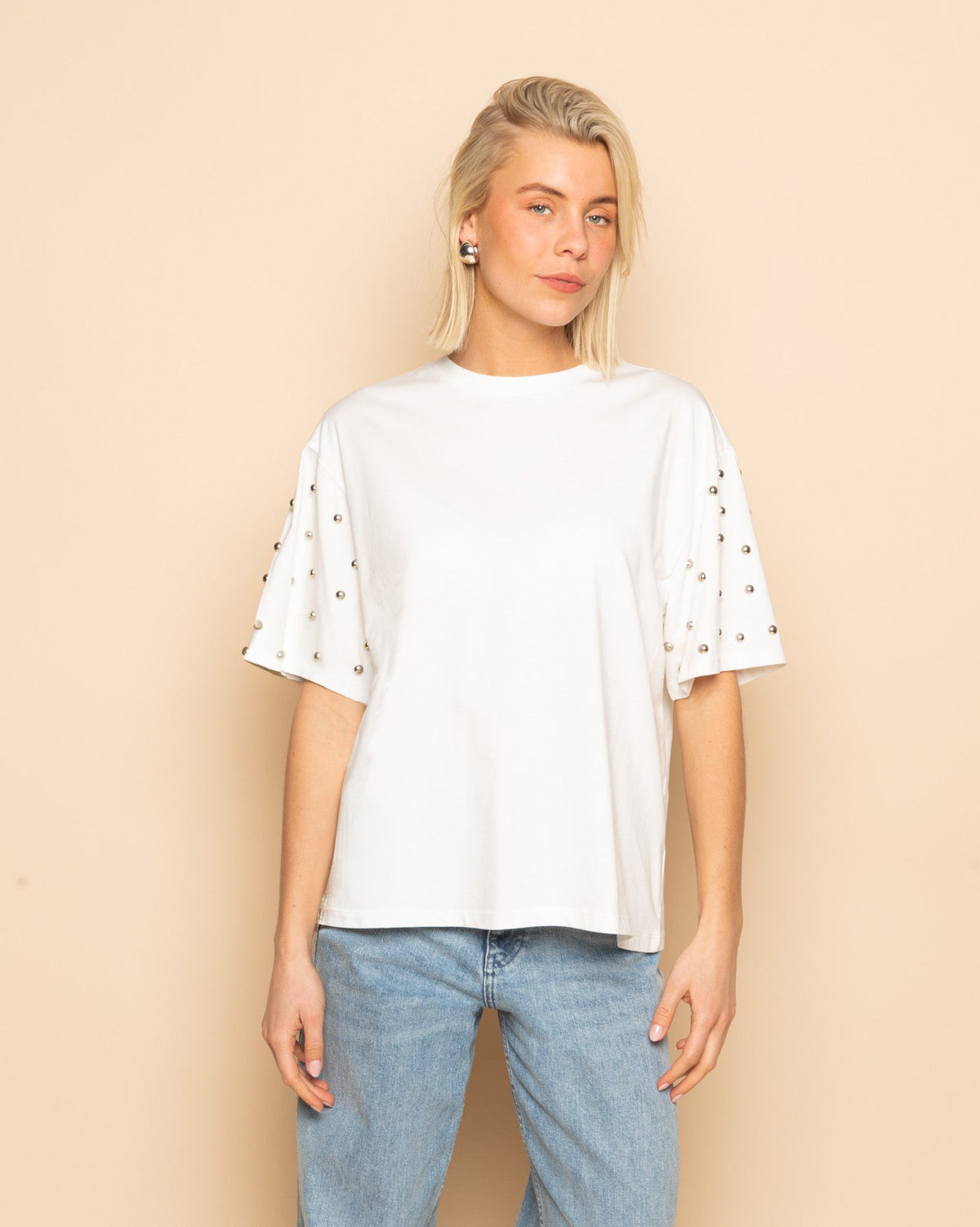 BOLD STUDS SLEEVE OVERSIZED TEE CRÈME