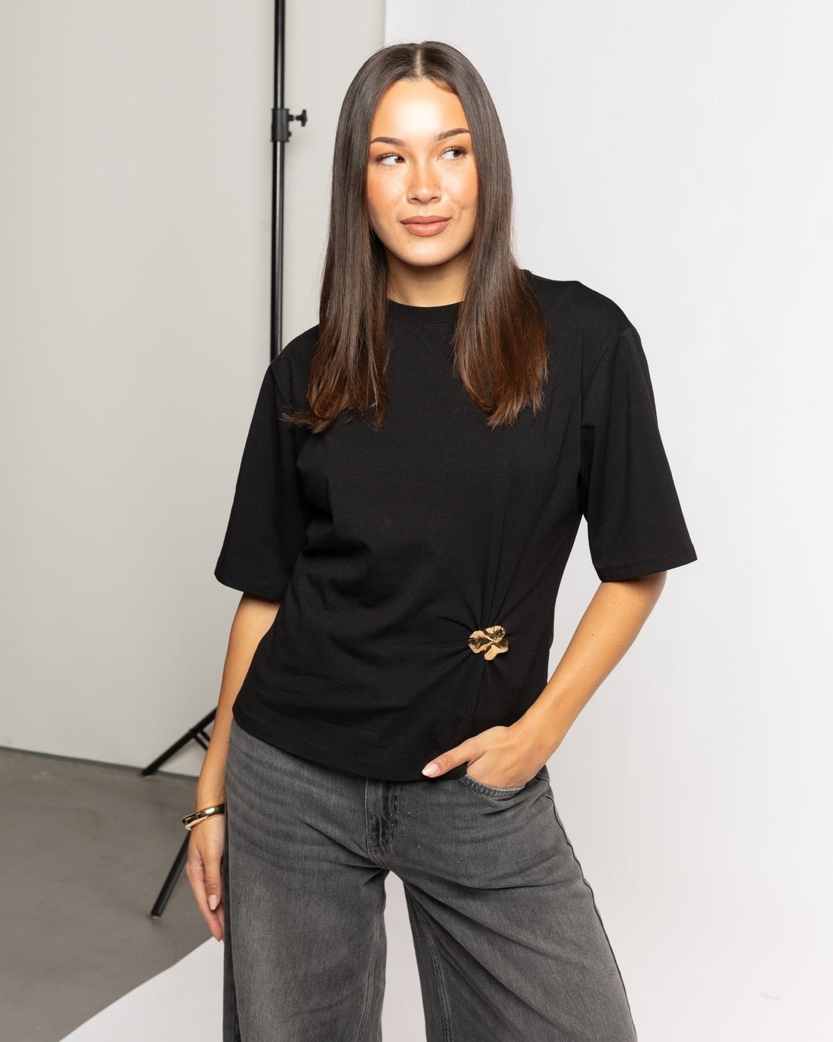 BROCHE TEE ZWART