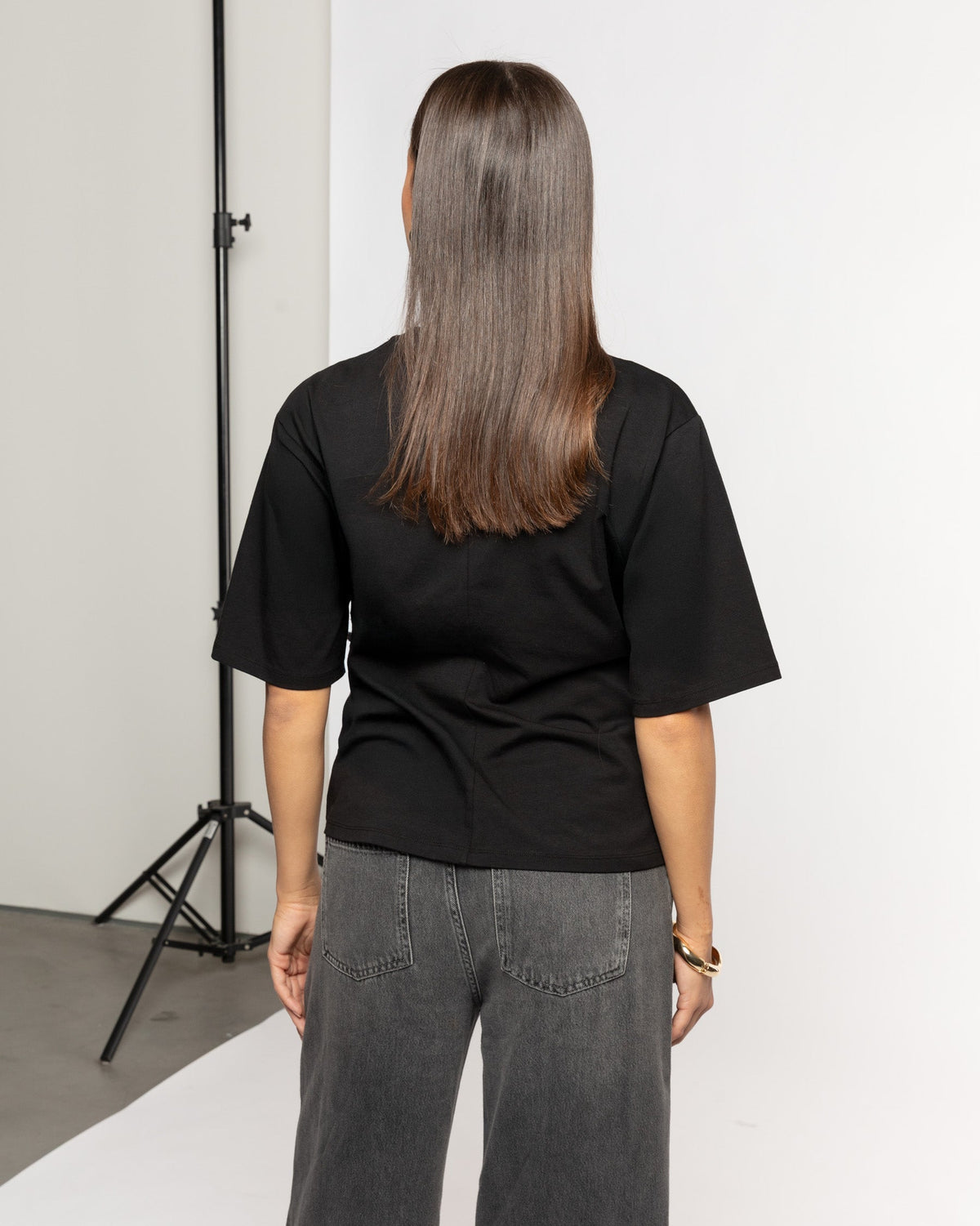 BROCHE TEE ZWART