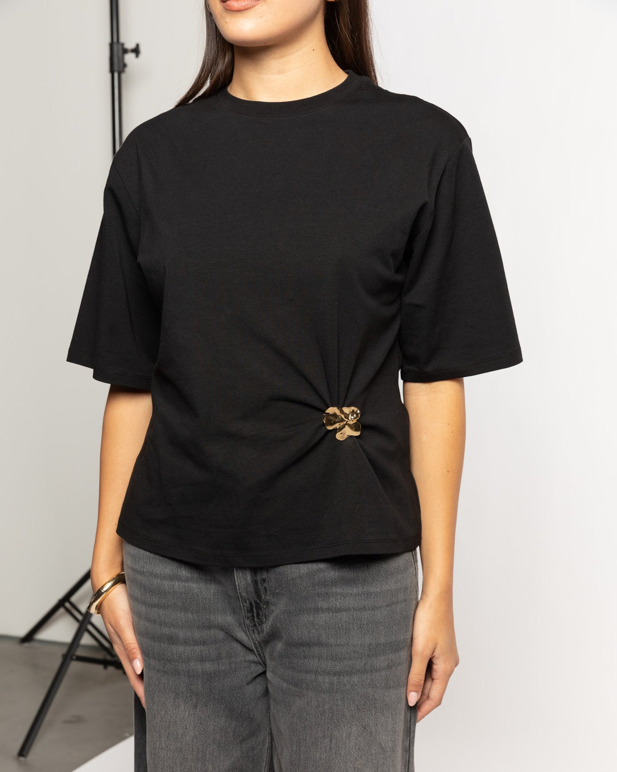 BROCHE TEE ZWART