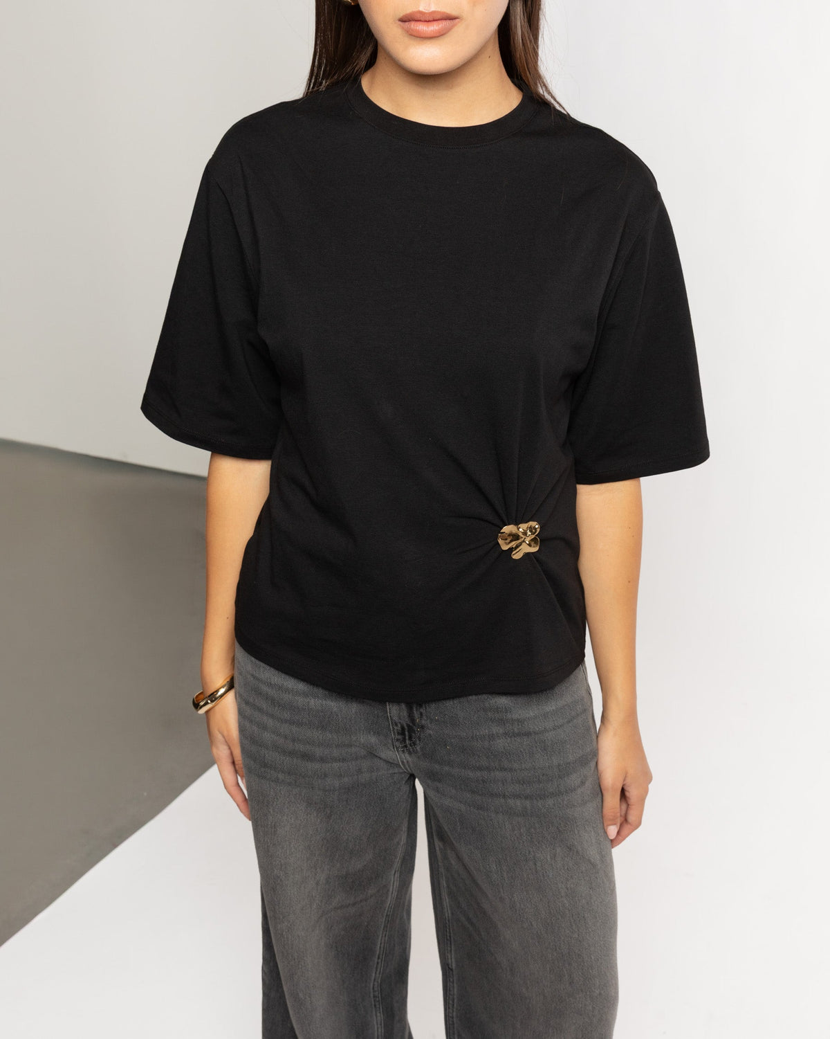 BROCHE TEE ZWART