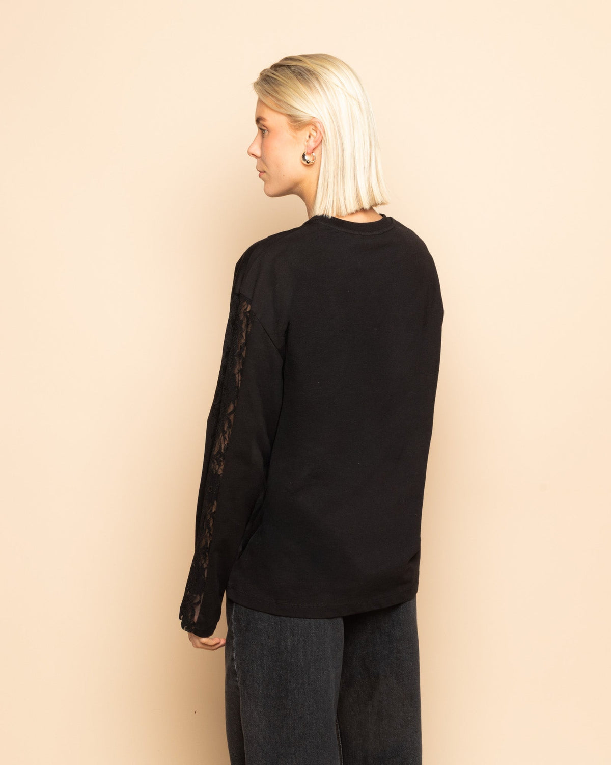 LACE INSERT LONG SLEEVE TEE ZWART