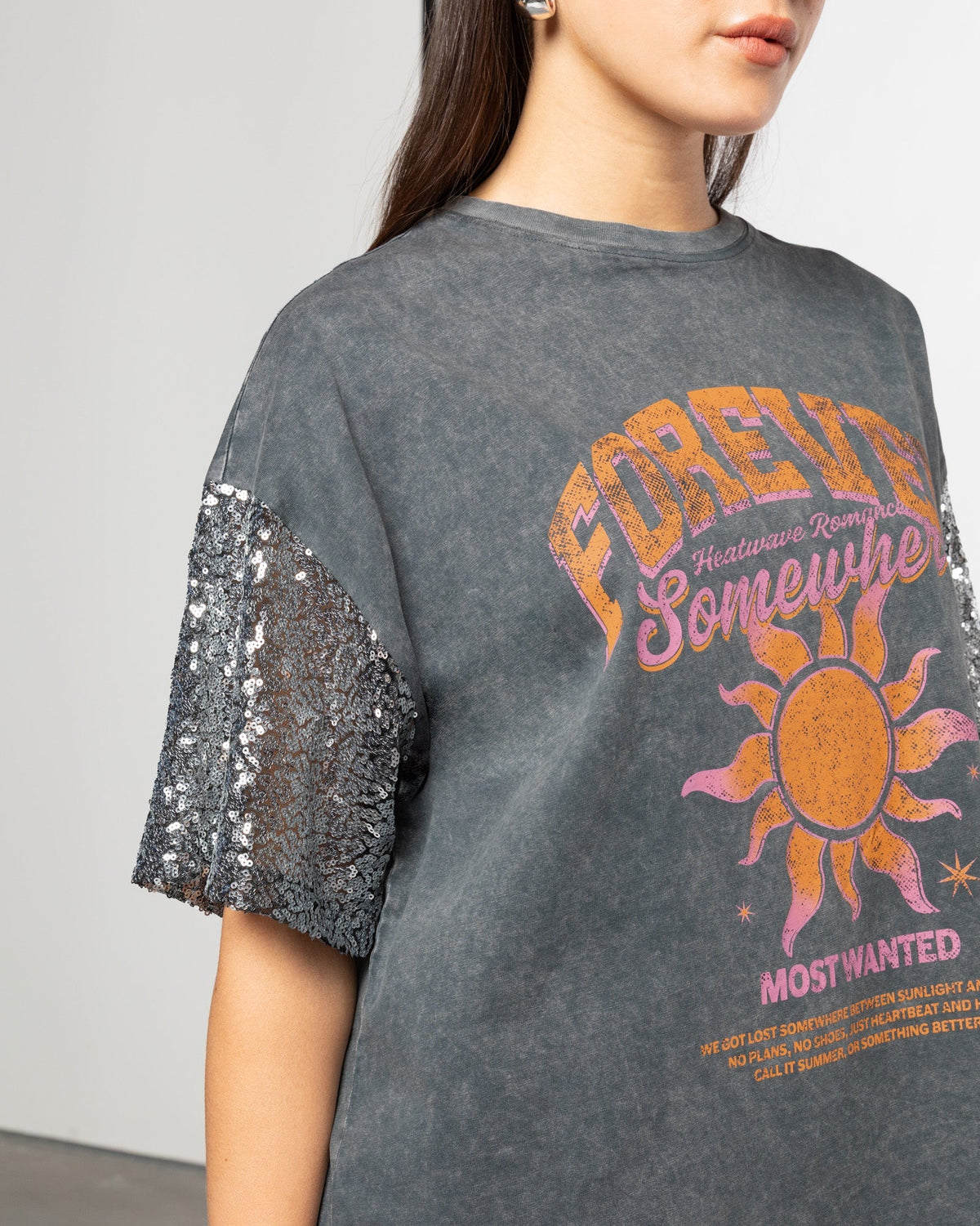 SOMEWHERE SEQUIN SLEEVE TEE ACID GRIJS