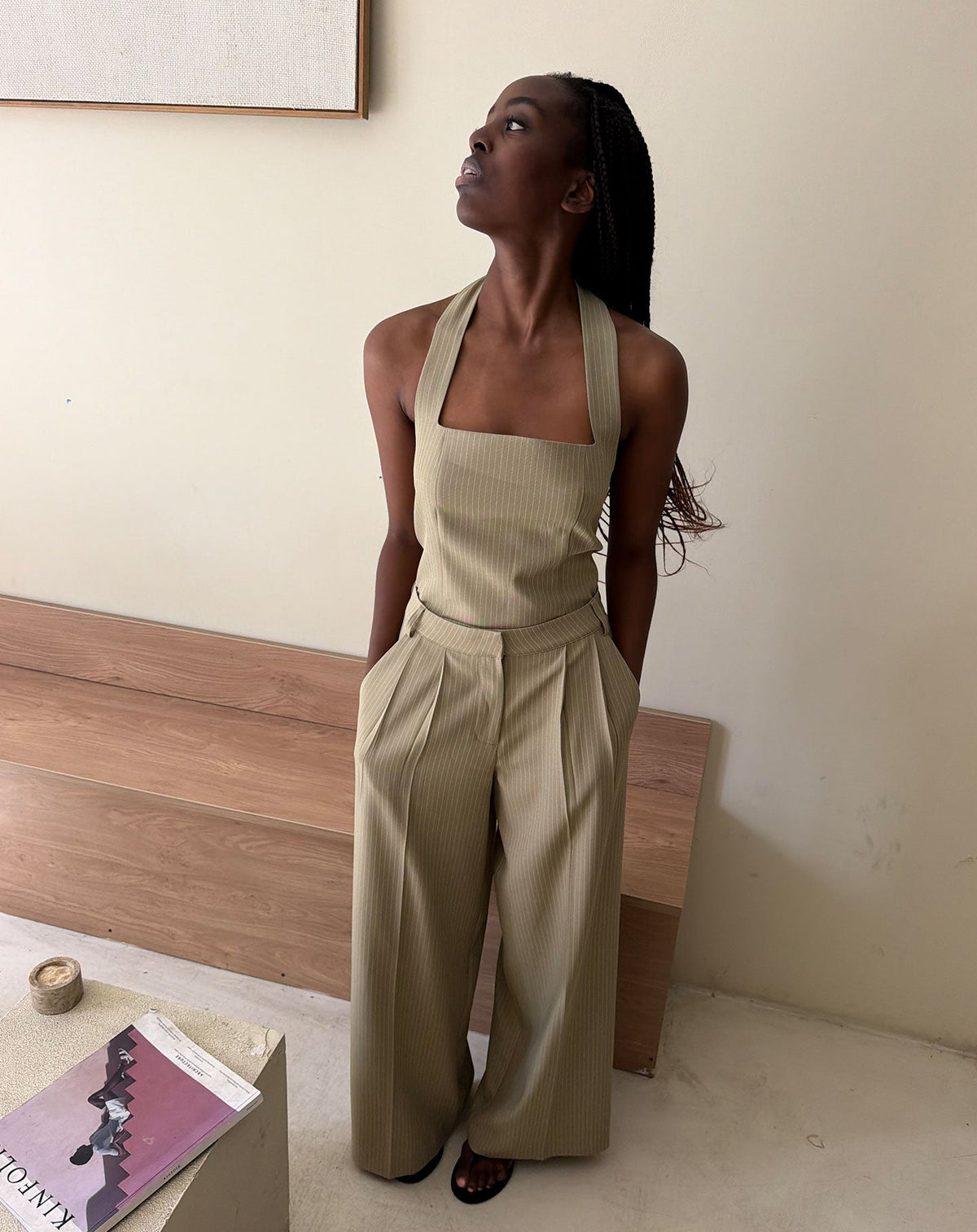 SELLAH PANTALON TALL PIN STRIPE OLIJFGROEN