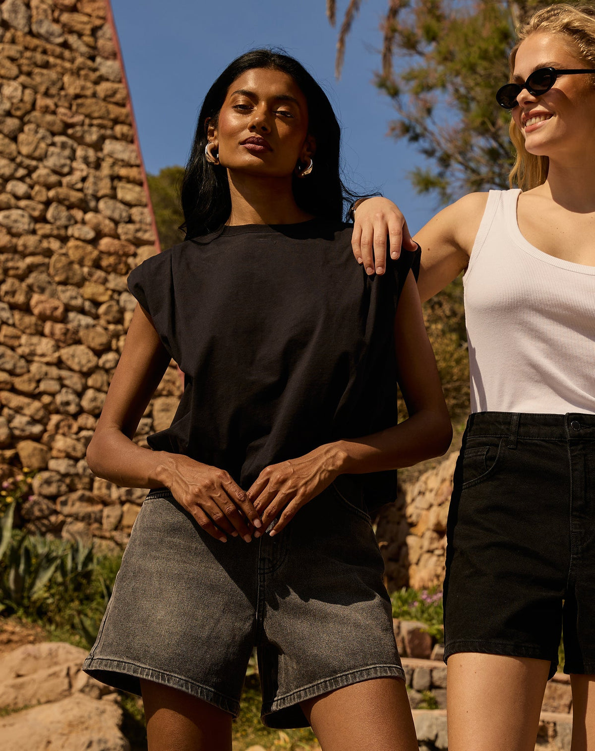 PADDED SHOULDER BUBBLE HEM TEE ZWART