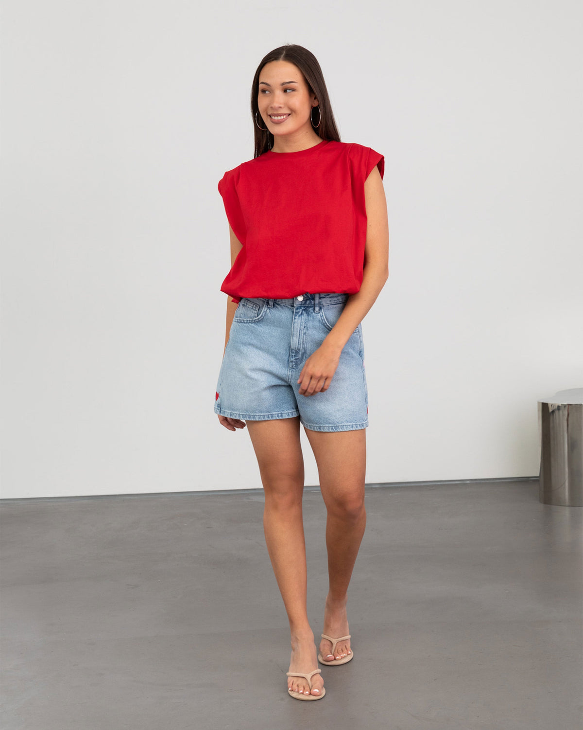 PADDED SHOULDER BUBBLE HEM TEE ROOD