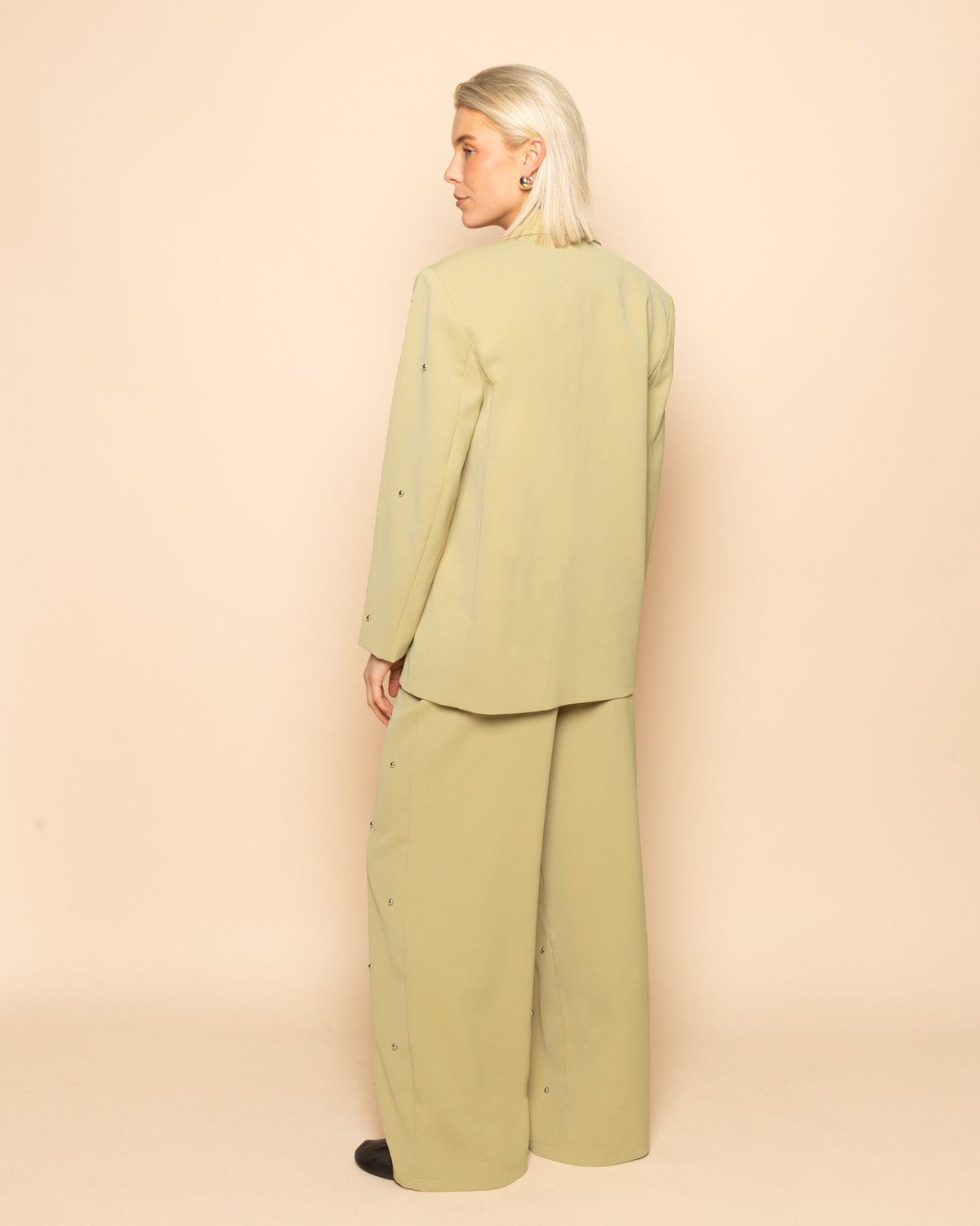 FLO BUBBLE STUD STRAIGHT LEG PANTALON TALL LICHT OLIJFGROEN