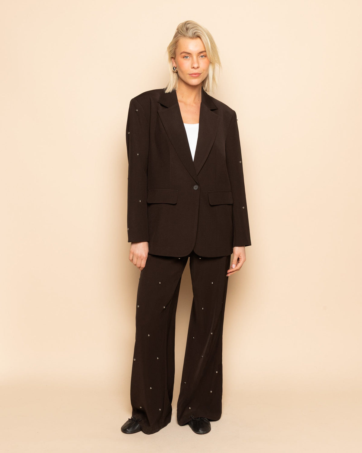 FLO BUBBLE STUD STRAIGHT LEG PANTALON TALL DONKERBRUIN