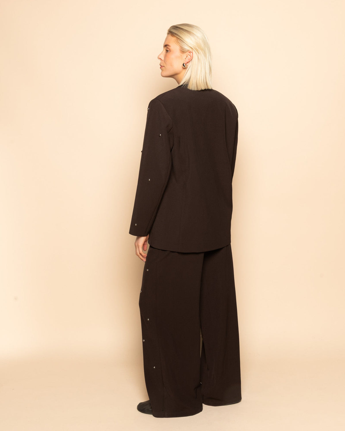 FLO BUBBLE STUD STRAIGHT LEG PANTALON TALL DONKERBRUIN