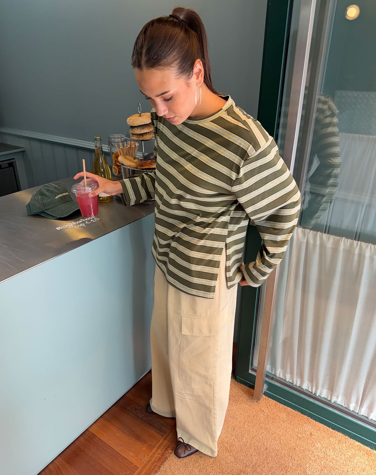 STRIPE PADDED SHOULDER LONG SLEEVE TEE GROEN