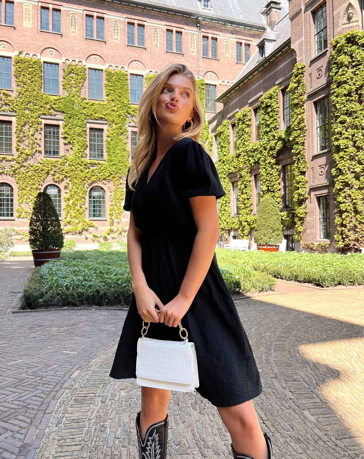 DILA MOUSSELINE DRESS ZWART